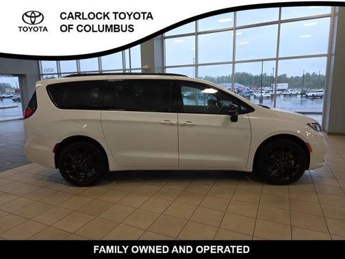 Bright White Clearcoat 2023 Chrysler Pacifica Limited