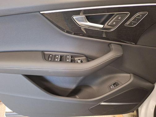 Glacier White Metallic 2025 Audi Q7 55 Premium Plus