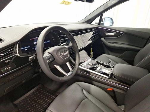 Glacier White Metallic 2025 Audi Q7 55 Premium Plus