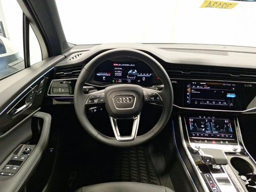 Glacier White Metallic 2025 Audi Q7 55 Premium Plus