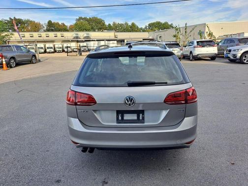 2015 Volkswagen Golf SportWagen TDI SE 4-Door