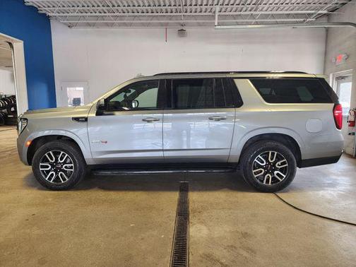 2023 GMC Yukon XL 4WD AT4