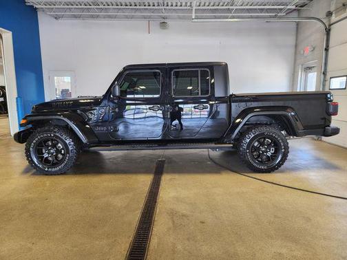 Black Clearcoat 2024 Jeep Gladiator Willys