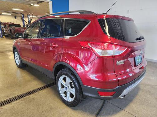 Ruby Red Metallic 2016 Ford Escape SE