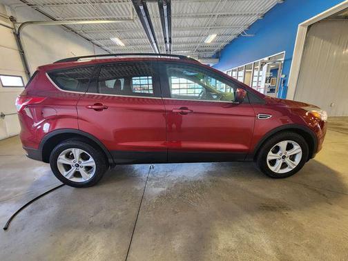 Ruby Red Metallic 2016 Ford Escape SE