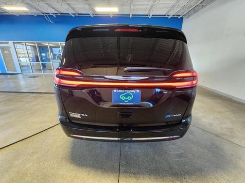 2024 Chrysler Pacifica Hybrid Select