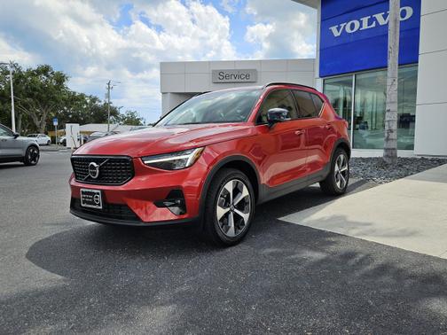 2023 Volvo XC40 B5 Plus Dark Theme