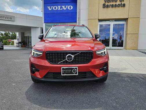 2023 Volvo XC40 B5 Plus Dark Theme