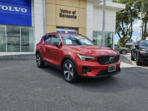2023 Volvo XC40 B5 Plus Dark Theme