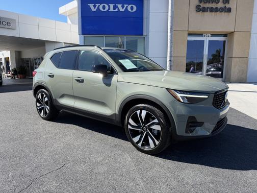 2024 Volvo XC40 B5 Plus Dark Theme