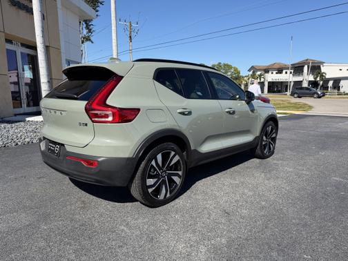 2024 Volvo XC40 B5 Plus Dark Theme