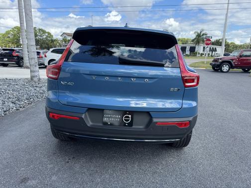 2024 Volvo XC40 B5 Plus Dark Theme