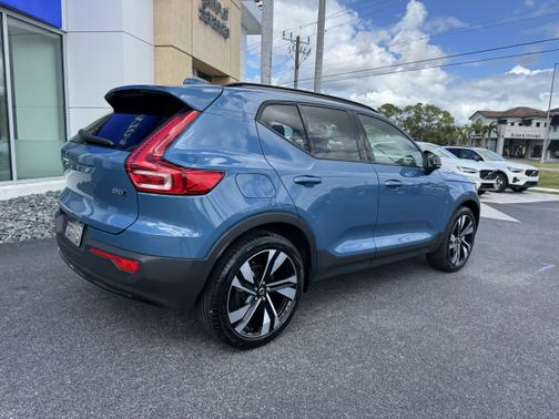 2024 Volvo XC40 B5 Plus Dark Theme