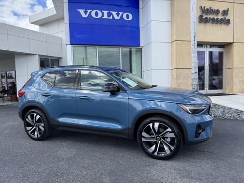 2024 Volvo XC40 B5 Plus Dark Theme