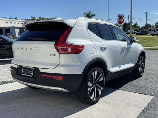 2024 Volvo XC40 B5 Plus Bright Theme