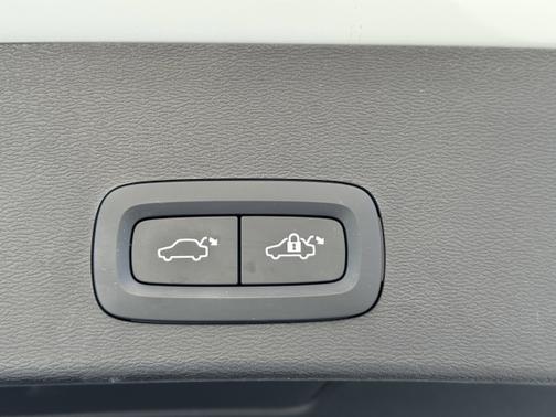2024 Volvo XC40 B5 Plus Bright Theme