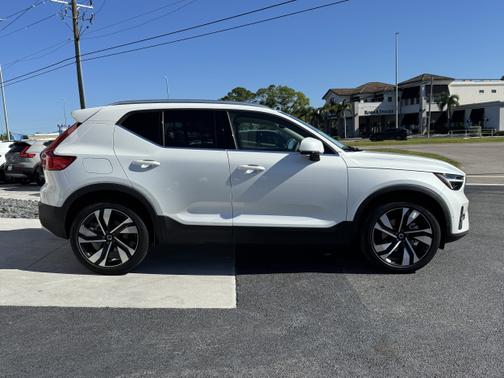 2024 Volvo XC40 B5 Plus Bright Theme