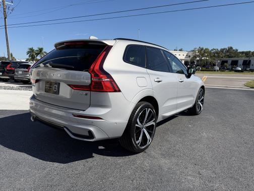2023 Volvo XC60 B5 Ultimate Dark Theme