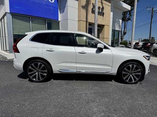 2023 Volvo XC60 B5 Ultimate Bright Theme
