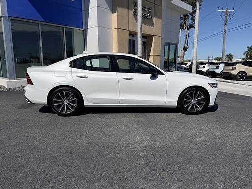 2022 Volvo S60 B5 Momentum