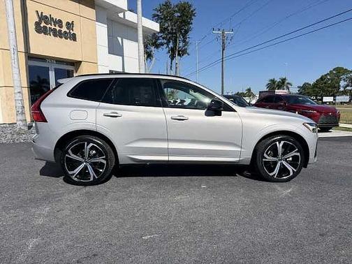 2023 Volvo XC60 B5 Ultimate Dark Theme