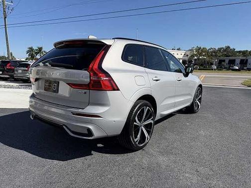 2023 Volvo XC60 B5 Ultimate Dark Theme