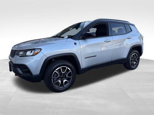 Silver Zynith Metallic Clearcoat 2025 Jeep Compass Trailhawk