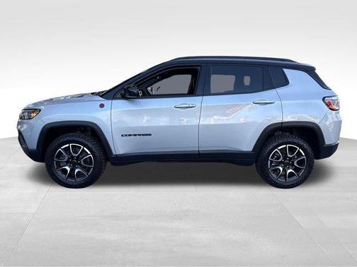 Silver Zynith Metallic Clearcoat 2025 Jeep Compass Trailhawk