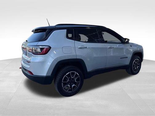 Silver Zynith Metallic Clearcoat 2025 Jeep Compass Trailhawk