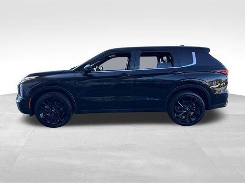 Black 2022 Mitsubishi Outlander SE