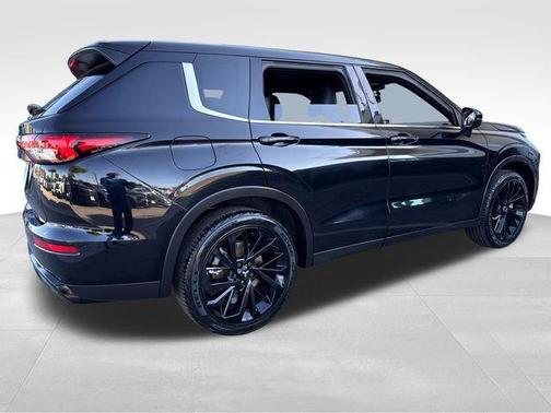 Black 2022 Mitsubishi Outlander SE