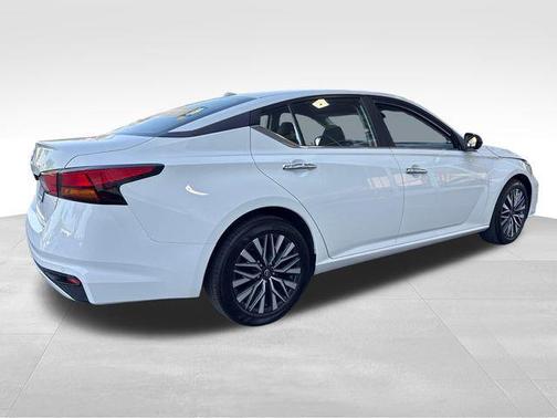 Glacier White 2025 Nissan Altima 2.5 SV