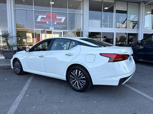 Glacier White 2025 Nissan Altima 2.5 SV