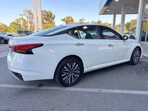 Glacier White 2025 Nissan Altima 2.5 SV