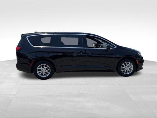 Diamond Black Crystal Pearlcoat 2025 Chrysler Pacifica L