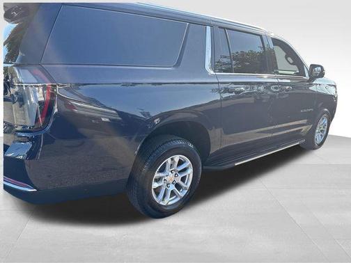 Dark Ash Metallic 2026 Chevrolet Suburban LT