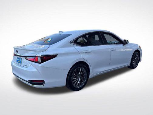 White Pearl 2024 Lexus ES 300h Luxury