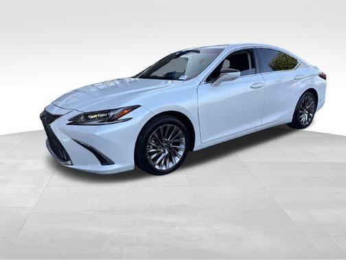 White Pearl 2024 Lexus ES 300h Luxury
