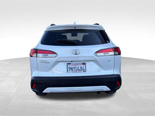 Pearl 2024 Toyota Corolla Cross LE