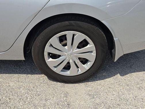 Brilliant Silver Metallic 2020 Nissan Versa 1.6 S