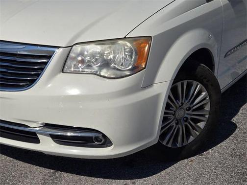 2013 Chrysler Town & Country Touring-L