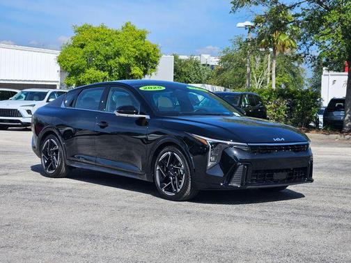 Aurora Black Pearl 2025 Kia K4 GT-Line