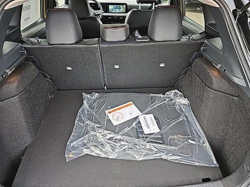 Yuzu Yellow Metallic/Super Black 2025 Nissan Kicks SR