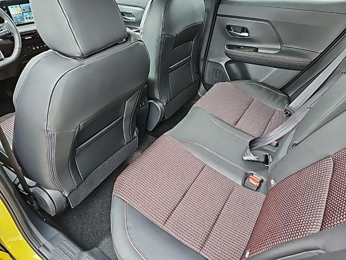 Yuzu Yellow Metallic/Super Black 2025 Nissan Kicks SR