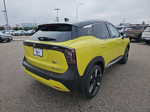 Yuzu Yellow Metallic/Super Black 2025 Nissan Kicks SR