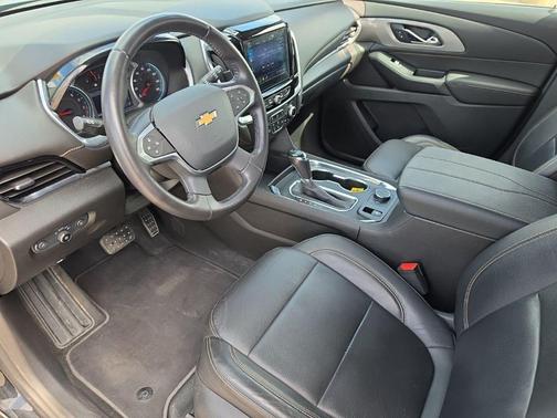 Mosaic Black Metallic 2020 Chevrolet Traverse LT Leather