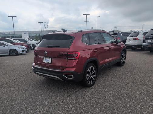 Kings Red Metallic 2022 Volkswagen Taos 1.5T SE