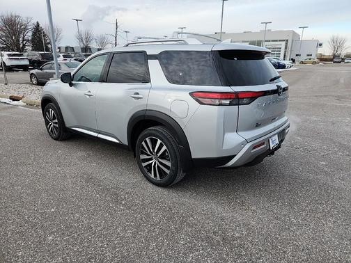 2025 Nissan Pathfinder Platinum 4WD