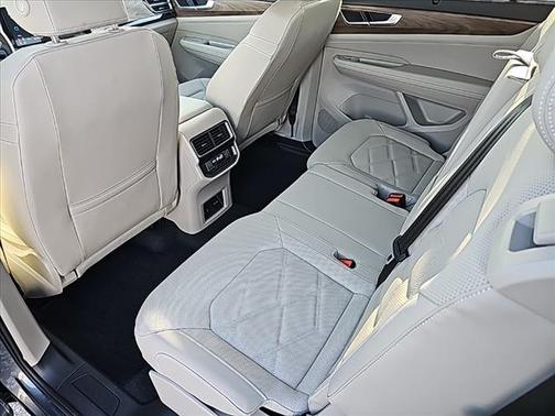 2025 Volkswagen Atlas 2.0T SE w/Technology 4MOTION