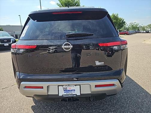 2025 Nissan Pathfinder Platinum 4WD